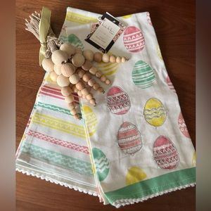 Nicole Miller towels and wood carrot decoration